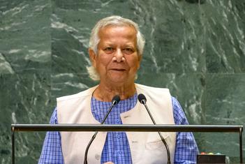 بنگلہ دیش کی عبوری حکومت کے سربراہ (مشیر اعلیٰ) محمد یونس اقوام متحدہ کی جنرل اسمبلی کے 79ویں سالانہ اجلاس سے خطاب کر رہے ہیں۔