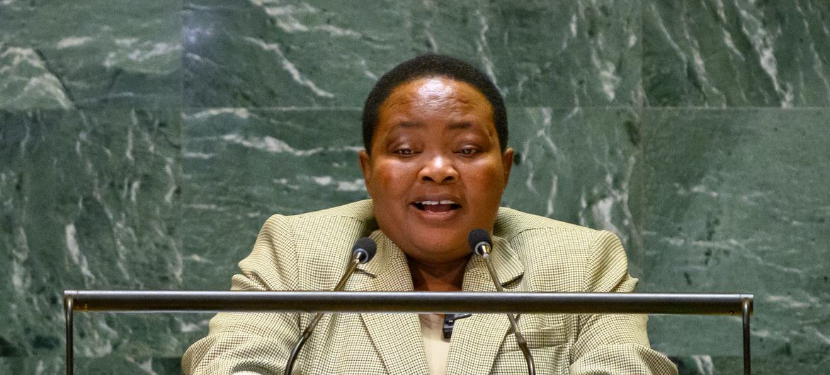 Waziri Mkuu wa Uganda Robinah Nabbanja akizungumza jukwaani wakati wa kikao cha sabini na tisa cha Baraza Kuu.