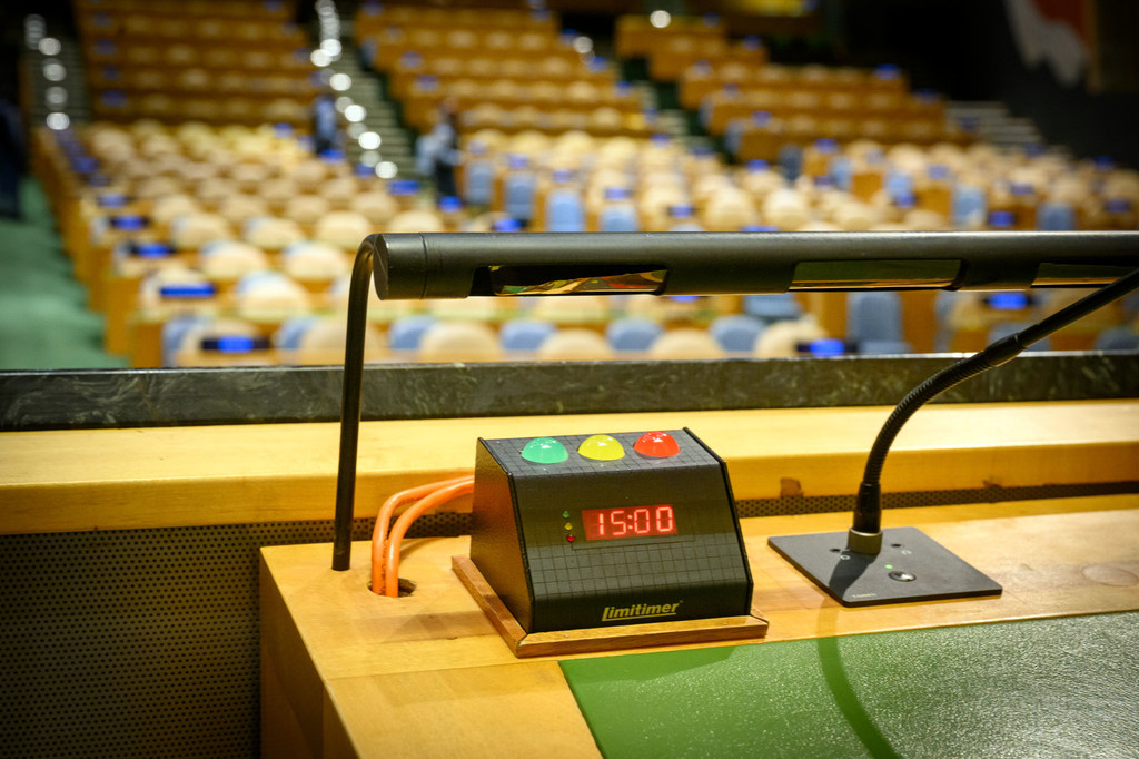 Muonekano wa kipima muda unaoonesha ukomo wa muda mwafaka wa kila hotuba kwenye jukwaa katika Ukumbi wa Mjadala Mkuu wa Baraza Kuu.