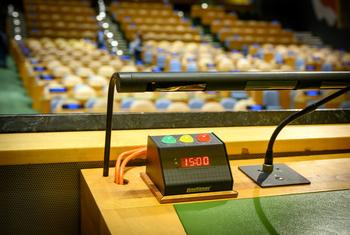 Uma visão do cronômetro mostrando o limite de tempo ideal para cada discurso no pódio no Salão da Assembleia Geral no terceiro dia do 79º Debate da Assembleia Geral