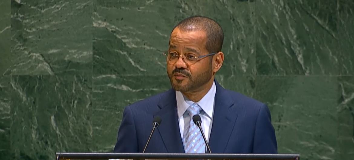 السيد بدر بن حمد بن حمود البوسعيدي، وزير خارجية سلطنة عمان، يلقي كلمة من على المنصة خلال المناقشة العامة للدورة الثمانين للجمعية العامة للأمم المتحدة.