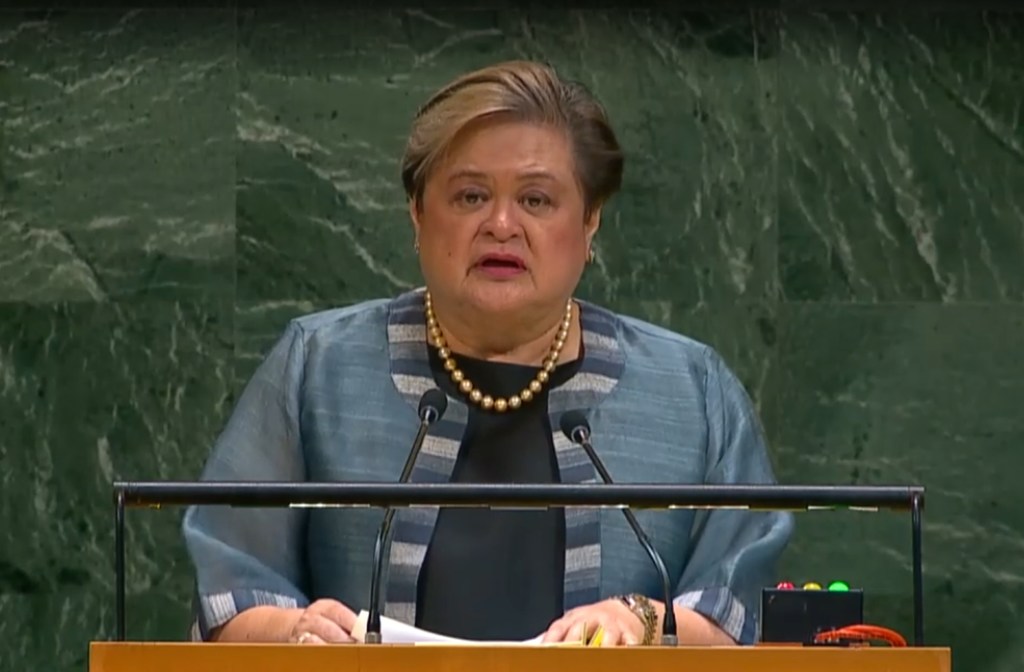 Maria Theresa Lazaro, Waziri wa Mambo ya Nje wa Ufilipino, akihutubia mjadala mkuu wa mkutano wa 80 wa Baraza Kuu la UN.