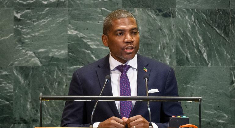 Terrance M. Drew – Waziri Mkuu wa Shirikisho la Saint Kitts na Nevis akihutubia mjadala mkuu wa mkutano wa 80 wa Baraza Kuu la UN. Terrance M. Drew – Waziri Mkuu wa Shirikisho la Saint Kitts na Nevis akihutubia mjadala mkuu wa mkutano wa 80 wa Baraza Kuu la UN.