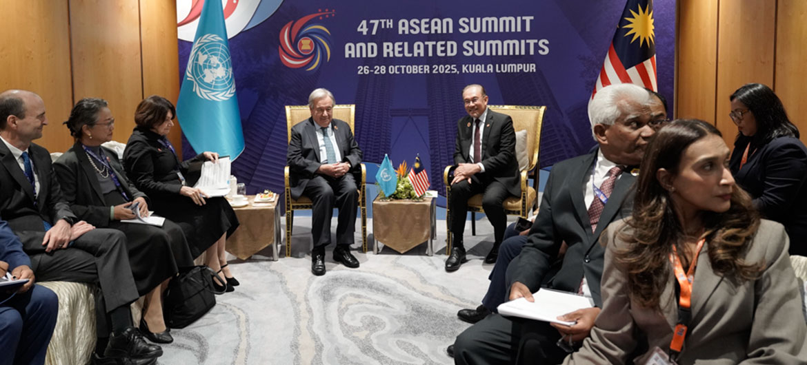 Генеральный секретарь ООН Антониу Гутерриш и премьер-министр Малайзии Анвар Ибрагим встречаются в кулуарах саммита АСЕАН-ООН в Куала-Лумпуре.