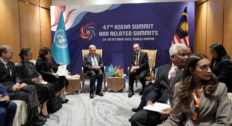 Генеральный секретарь ООН Антониу Гутерриш и премьер-министр Малайзии Анвар Ибрагим встречаются в кулуарах саммита АСЕАН-ООН в Куала-Лумпуре.