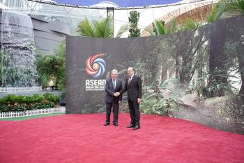 رئيس الوزراء الماليزي أنور إبراهيم (إلى اليمين) يستقبل الأمين العام للأمم المتحدة أنطونيو غوتيريش (يسار) في افتتاح القمة السابعة والأربعين لرابطة دول جنوب شرق آسيا (آسيان).