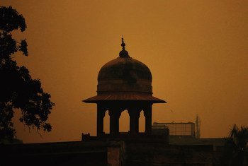 日出时分，巴基斯坦一座清真寺的圆顶。