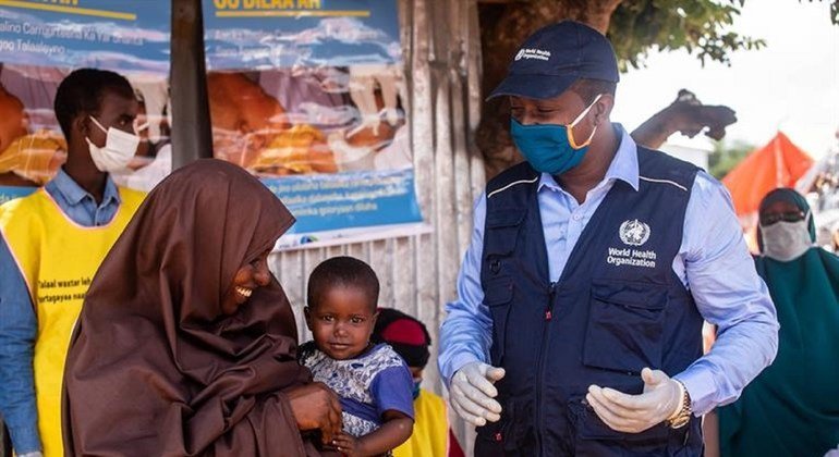 فتاة صغيرة تنتظر تلقي التطعيم خلال الحملة الوطنية للتحصين ضد شلل الأطفال والحصبة في مقديشو، الصومال في 1 أيلول/سبتمبر 2020