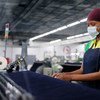 Une femme travaille dans une usine textile au Lesotho.