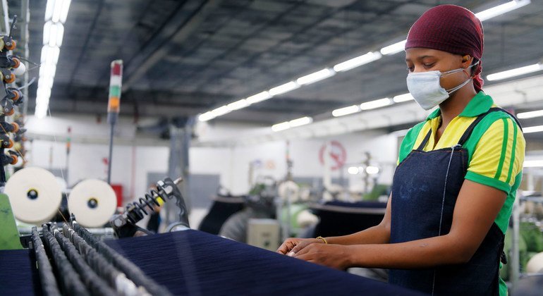 Une femme travaille dans une usine textile au Lesotho.