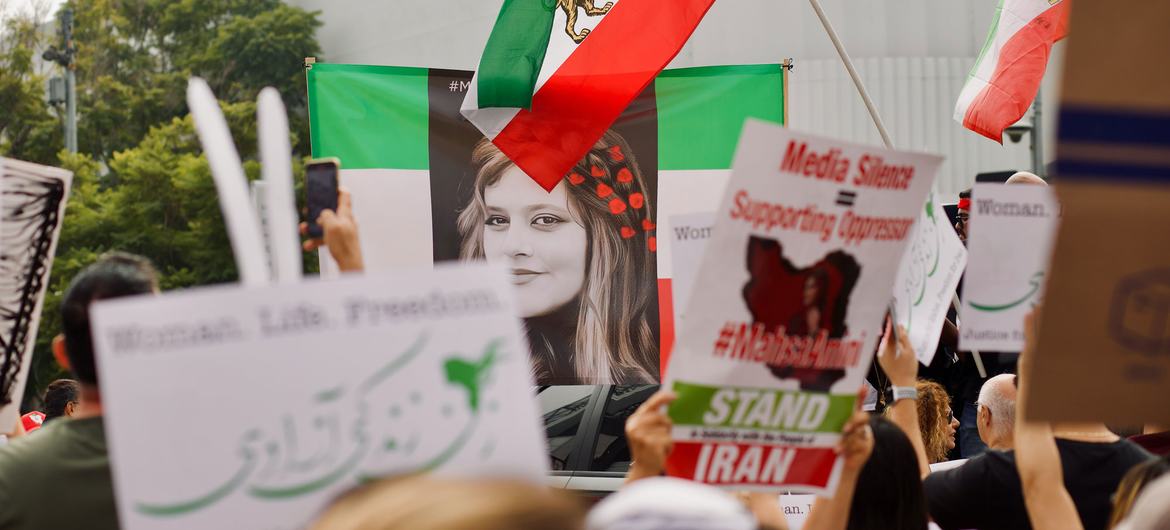 在美国加州的圣莫尼卡，人们对伊朗女青年阿米尼死亡事件进行抗议。
