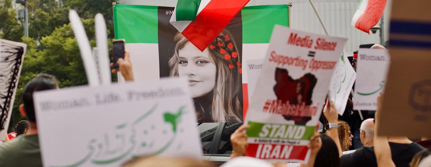 Des manifestants à Santa Monica, en Californie (Etats-Unis), après la mort de Mahsa Amini, 22 ans, en Iran.