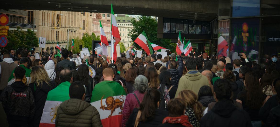 Manifestantes reunidos en Estocolmo (Suecia) tras la muerte de Mahsa Amini, de 22 años, bajo la custodia de la policía de la moral iraní.