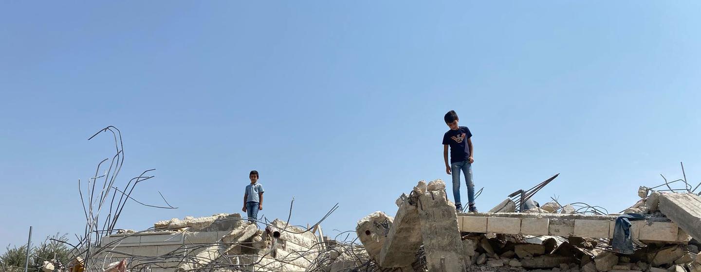 Crianças sob escombros de uma casa demolida em Beit Sira, um vilarejo palestino no centro da Cisjordânia