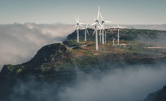 风力发电场发电减少了对燃煤能源的依赖。