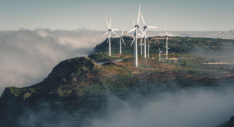 风力发电场发电减少了对燃煤能源的依赖。