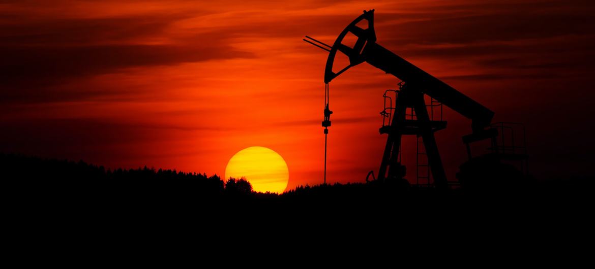 石油和天然气公司在其开采活动中向大气中排放甲烷。