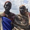 من الأرشيف: نساء في موقع توزيع الغذاء التابع لبرنامج الأغذية العالمي في أجوك بمنطقة أبيي الإدارية في جنوب السودان.