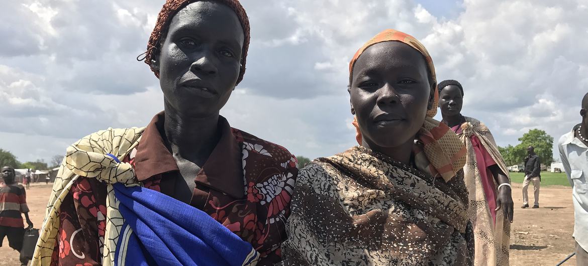 زنان در یک سایت توزیع غذای برنامه جهانی غذا در آگوک، ناحیه آبی، سودان جنوبی. 