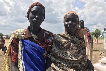 Des femmes sur un site de distribution alimentaire du PAM à Agok, dans la zone administrative d'Abyei (photo d'archives).