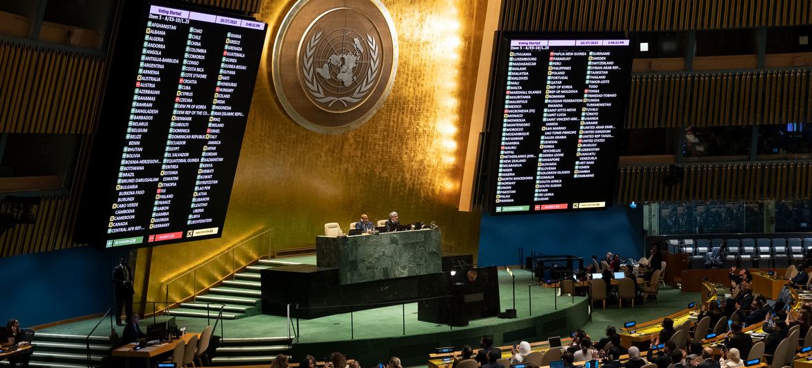 General Assembly adopts resolution on Protection of Civilians and Upholding Legal and Humanitarian Obligations in Gaza at its resumed tenth emergency special session, on 27 October 2023.