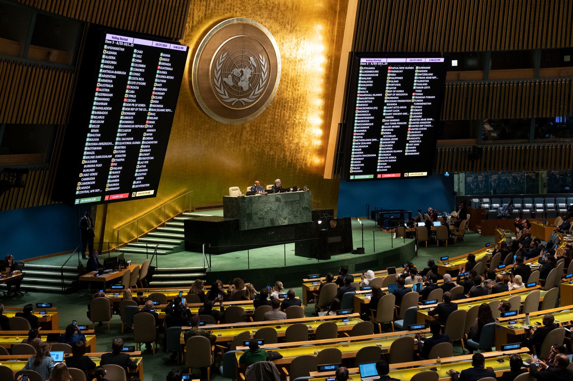 الجمعية العامة للأمم المتحدة تعتمد قرارا يدعو لهدنة إنسانية فورية دائمة ومستدامة في غزة