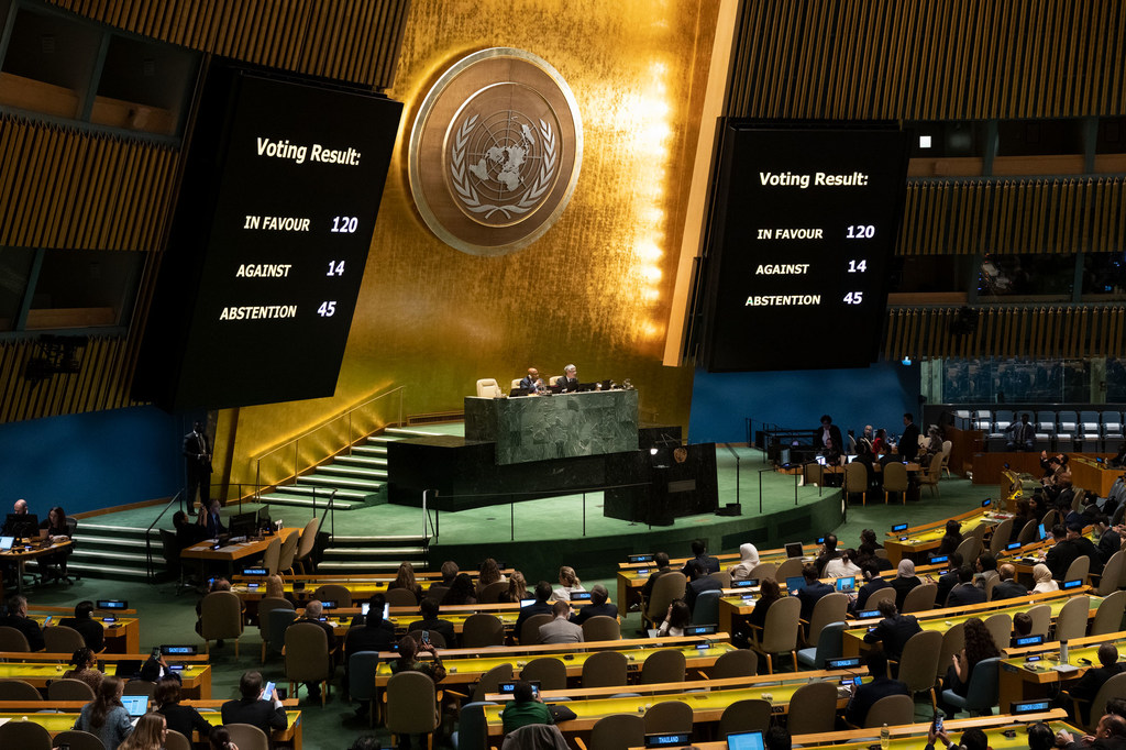 Los miembros de la Asamblea General votan una resolución en la reanudación de la 10ª Sesión Especial de Emergencia sobre la situación en los Territorios Palestinos Ocupados.