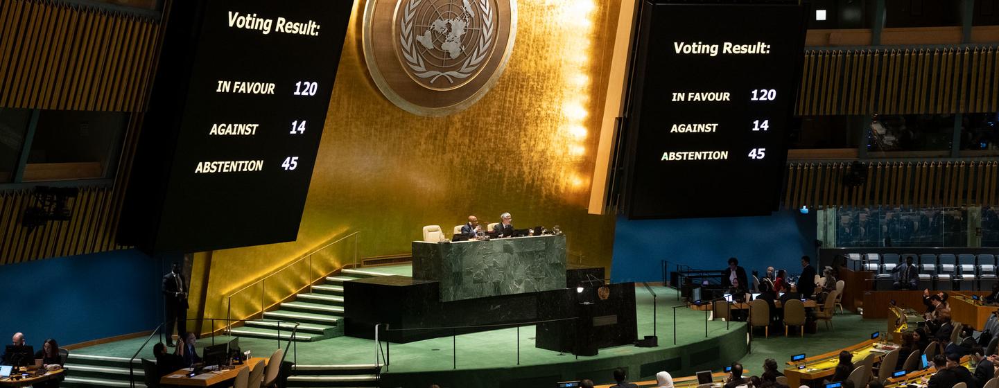 Les membres de l'Assemblée générale des Nations Unies votent sur une résolution lors d'une session extraordinaire d'urgence sur la situation dans le territoire palestinien occupé.