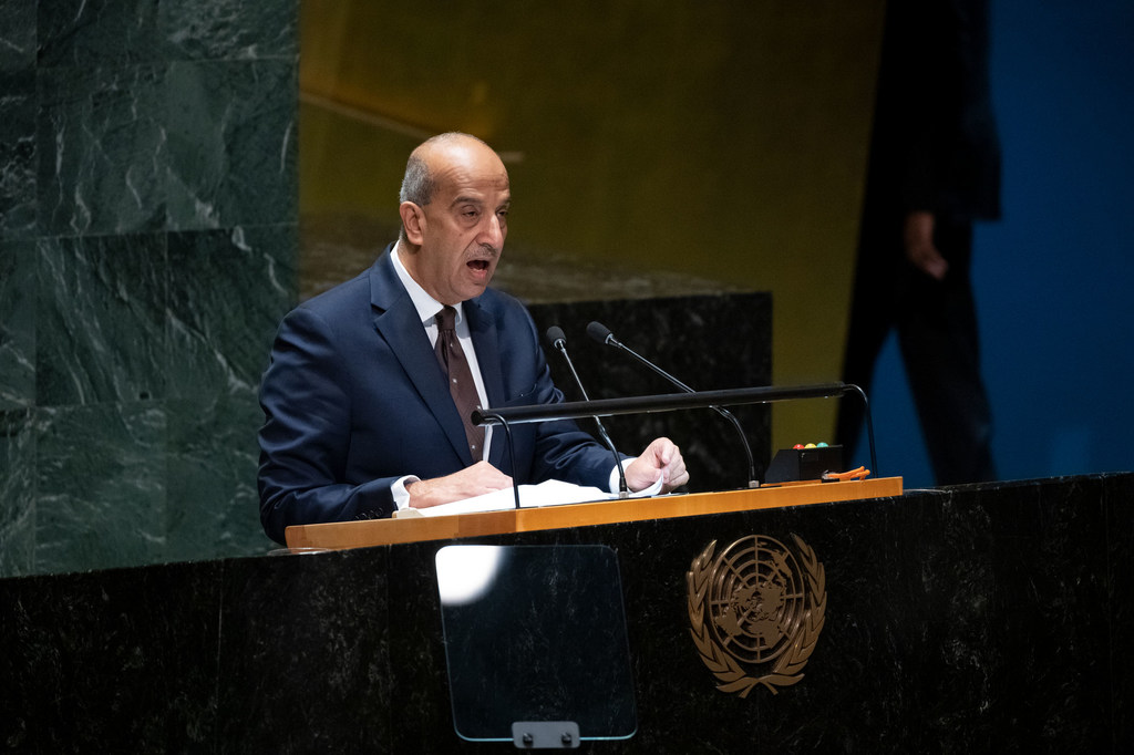 يتحدث السفير المصري أسامة محمود عبد الخالق من على منصة تحمل شعار United Nations خلال جلسة حول الأراضي الفلسطينية المحتلة.