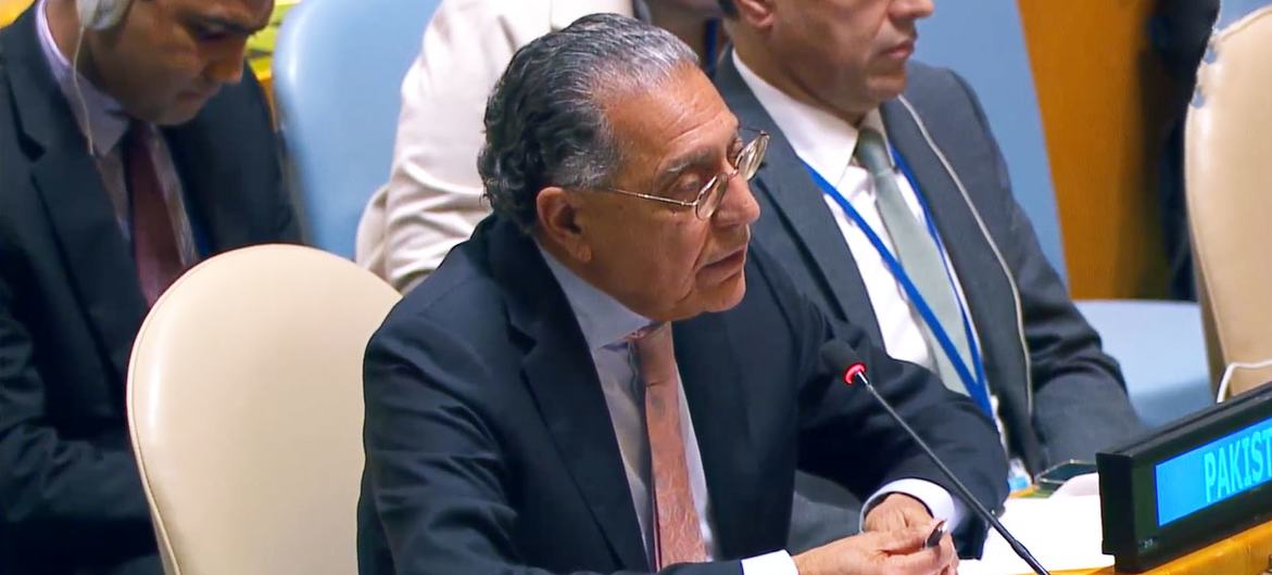 اقوام متحدہ میں پاکستان کے مستقل مندوب منیر اکرم غزہ پر عرب گروپ کی قرارداد پر جنرل اسمبلی میں رائے شماری سے پہلے خطاب کر رہے ہیں۔