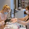 Una esteticista en un salón de manicura durante la crisis del COVID-19 en Annecy, Francia.