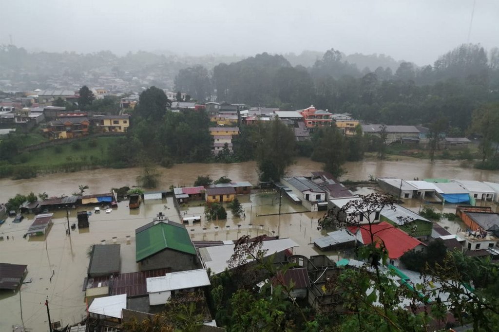 Edificios y calles inundadas en la ciudad de San Pedro Carcha, Guatemala, tras el paso de los huracanes Eta e Iota.