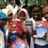 Abdullahi Mire (à droite) soutient des initiatives en matière d'éducation dans le complexe de réfugiés de Dadaab, au nord-est du Kenya.