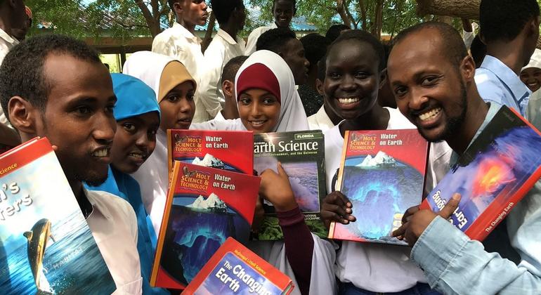 Abdullahi Mire (à droite) soutient des initiatives en matière d'éducation dans le complexe de réfugiés de Dadaab, au nord-est du Kenya.