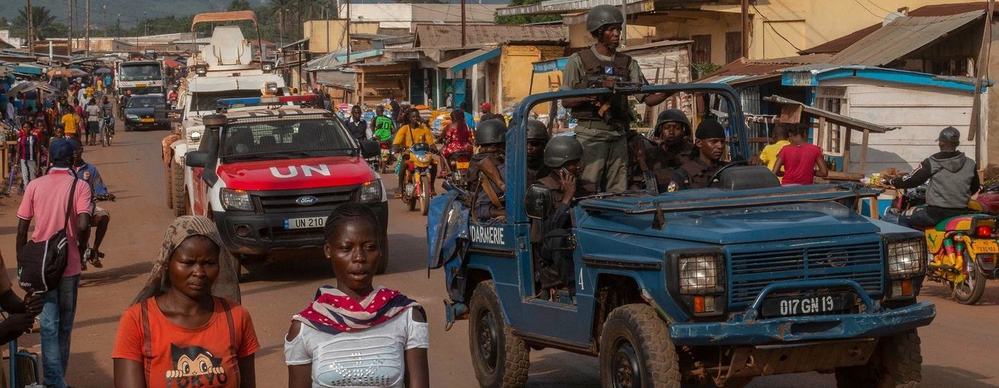 Des Casques bleus de la MINUSCA et des membres des forces de sécurité et de défense centrafricaines en patrouille à Bangui, en RCA.