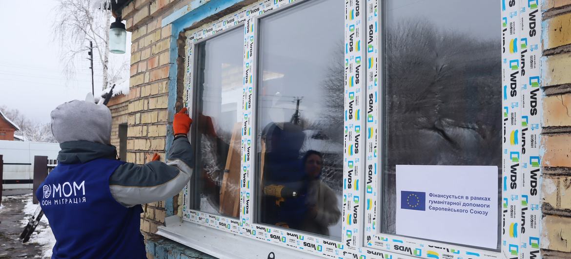 प्रवासन के लिए अंतर्राष्ट्रीय संगठन (IOM) और यूक्रेन में मिशन, विस्थापित और युद्ध प्रभावित लोगों को ठंड के मौसम से निपटने में मदद करने के प्रयासों को आगे बढ़ा रहा है.
