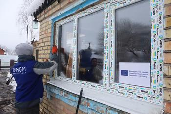 A Organização Internacional para Migrações, OIM, na Ucrânia, está aumentando os esforços para ajudar as pessoas deslocadas e afetadas pela guerra a lidar com o clima frio. 