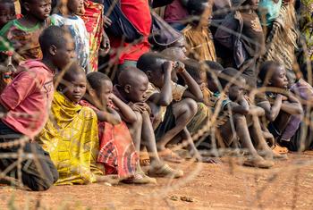 أطفال نازحون في مخيم في دجوغو، جمهورية الكونغو الديمقراطية.
