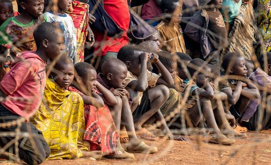 أطفال نازحون يعيشون في مخيم في دجوغو، الذي زاره وكيل الأمين العام لعمليات السلام، جان بيير لاكروا، خلال زيارته لجمهورية الكونغو الديمقراطية.