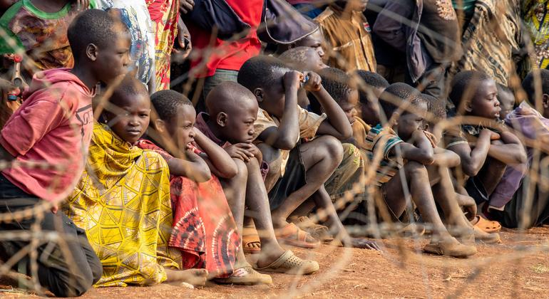أطفال نازحون يعيشون في مخيم في دجوغو، الذي زاره وكيل الأمين العام لعمليات السلام، جان بيير لاكروا، خلال زيارته لجمهورية الكونغو الديمقراطية.