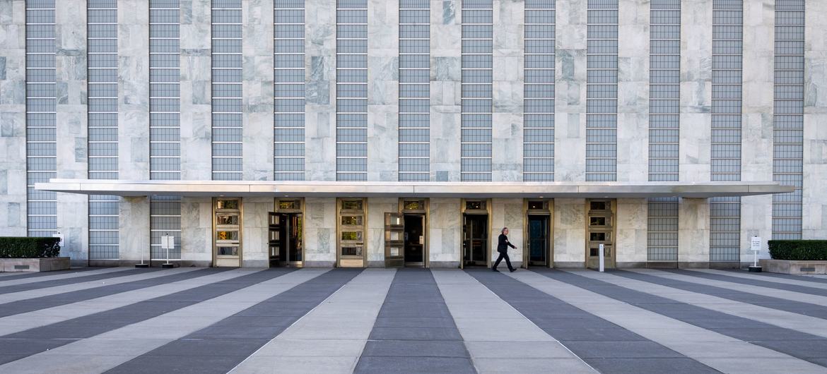 Entrada do prédio da Assembleia Geral vista da Praça dos Visitantes na sede da ONU