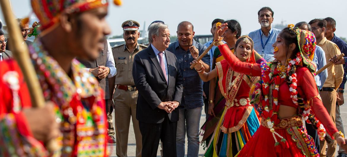 انڈیا کے واڈوڈارا ائیرپورٹ پہنچنے پر سیکرٹری جنرل انتونیو گوتریش کا استقبال ثقافتی فن کے اظہار سے کیا گیا۔