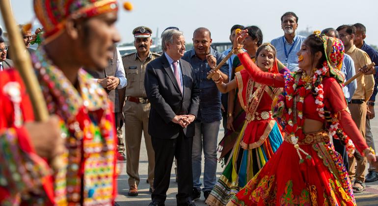 Le Secrétaire général António Guterres est accueilli par un spectacle culturel à son arrivée à l'aéroport de Vadodara en Inde.