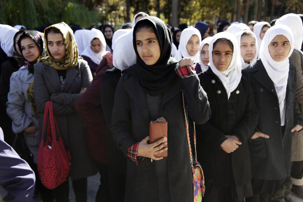 Des défenseurs des droits des femmes participent à des activités de sensibilisation dans une école de filles à Herat, en Afghanistan (photo d'archives).