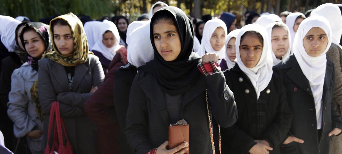 妇女权利倡导者在阿富汗赫拉特的一所女子学校开展提高权利意识的活动。（资料图片）