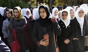 Defensores dos direitos das mulheres participam em atividades de sensibilização numa escola para meninas em Herat, no Afeganistão