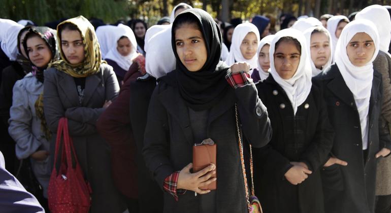 अफ़ग़ानिस्तान के हेरात प्रान्त में लड़कियों के एक स्कूल में, महिला अधिकार पैरोकार जागरूकता प्रसार में जुटी हैं. (फ़ाइल)