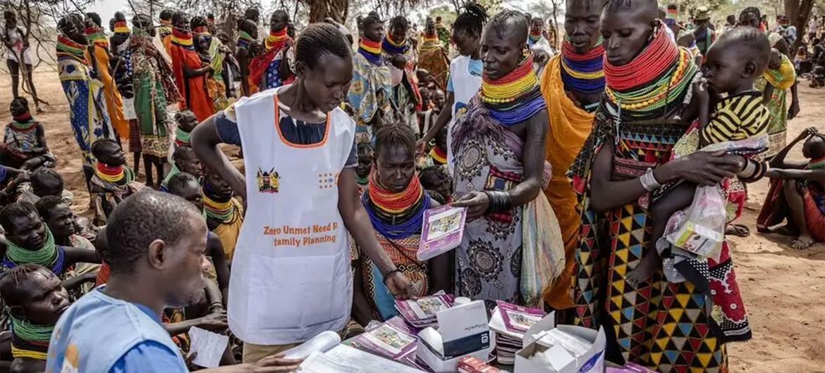 Des agents de santé assistent des femmes enceintes et allaitantes lors d'une visite de proximité soutenue par l'UNFPA dans le sous-comté de Loima, au Kenya..