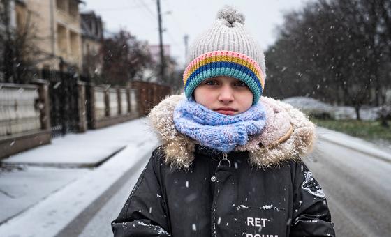 यूक्रेन के एक गाँव में, एक आठ वर्षीय अपने घर के बाहर. यूक्रेन में युद्ध ने बच्चों की एक पूरी पीढ़ी को भयभीत कर दिया है.