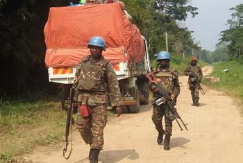 संयुक्त राष्ट्र के शांति सैनिक मोनुस्को, तंजानिया की 9वीं बटालियन, TANZBATT 9 म्बाऊ-कामंगो सड़क पर गश्त कर रहे हैं